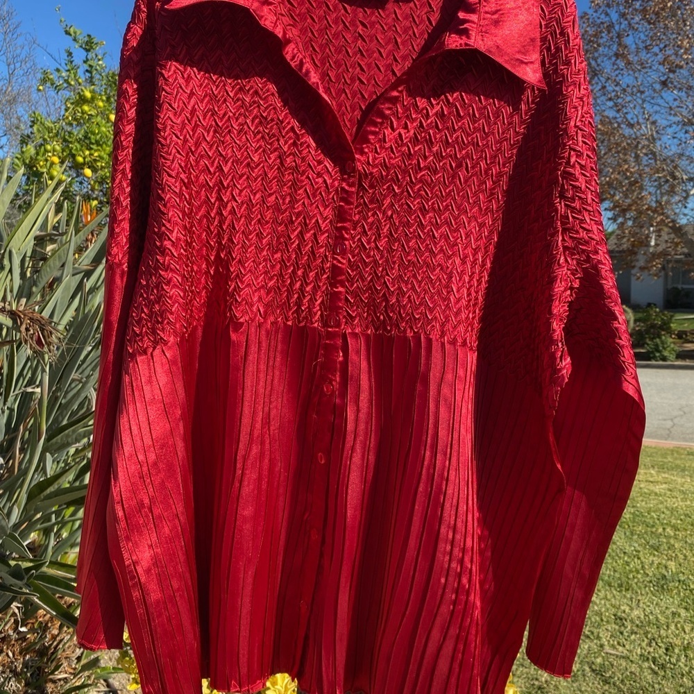 AVENUE RED SILKY SHINY BLOUSE WAFFLE Size  30 / 32 EUC